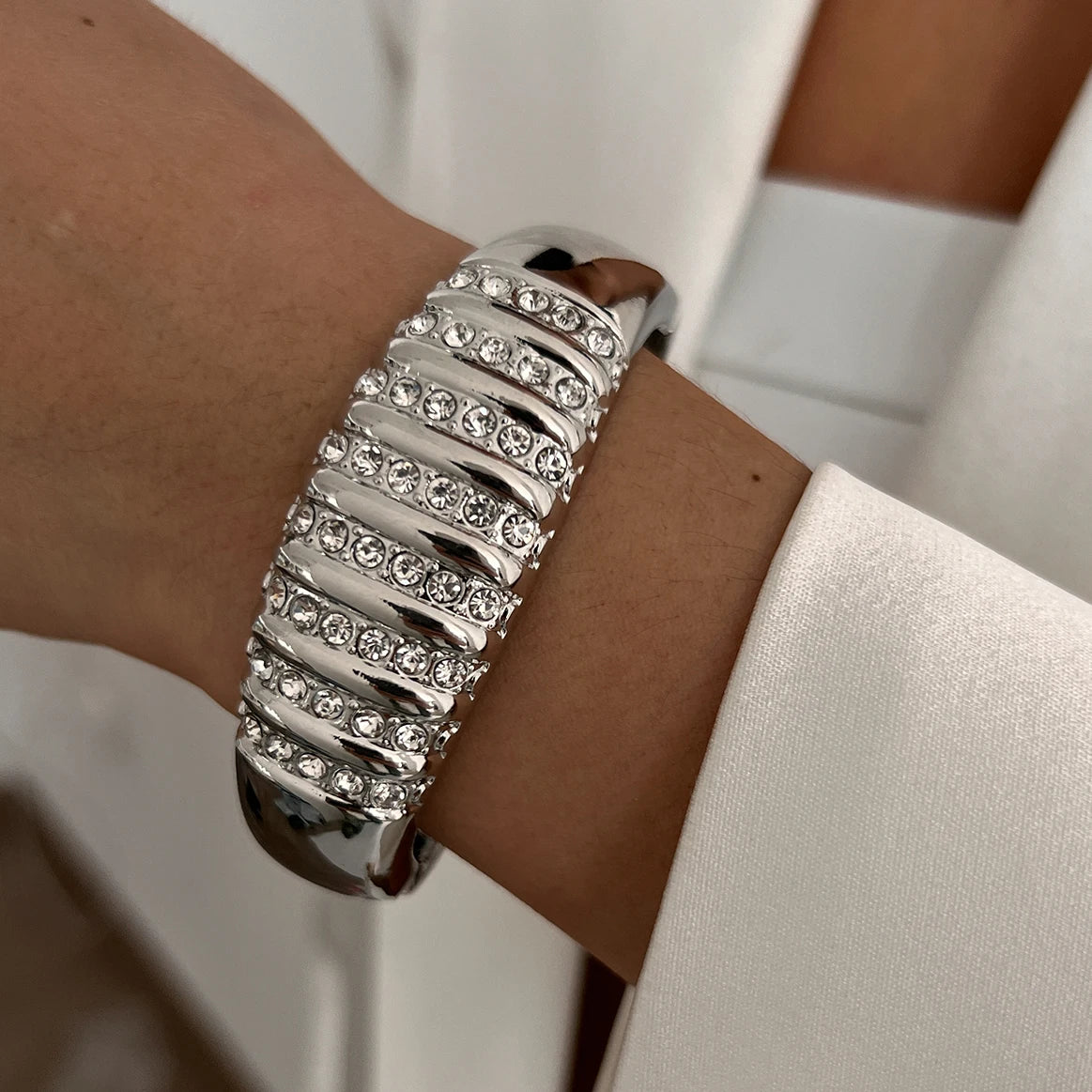 Ingemark Exaggerated Hip Hop Metal Scallop Knot Open Bangles Women Trend 2025 Vintage Gold Color Rhinestone Bracelet Men Jewelry