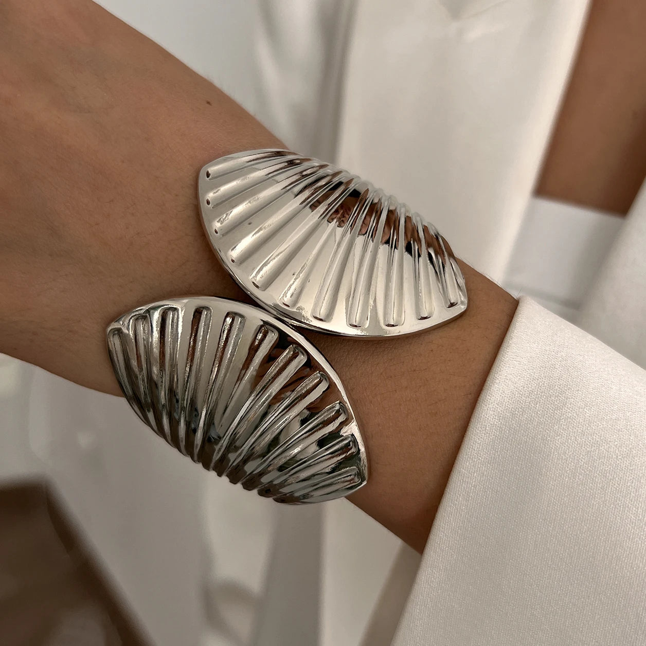 Ingemark Exaggerated Hip Hop Metal Scallop Knot Open Bangles Women Trend 2025 Vintage Gold Color Rhinestone Bracelet Men Jewelry