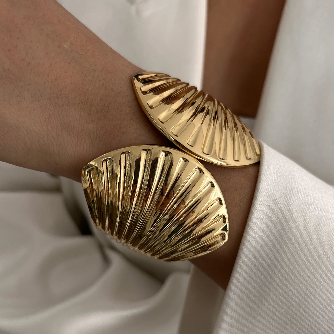 Ingemark Exaggerated Hip Hop Metal Scallop Knot Open Bangles Women Trend 2025 Vintage Gold Color Rhinestone Bracelet Men Jewelry
